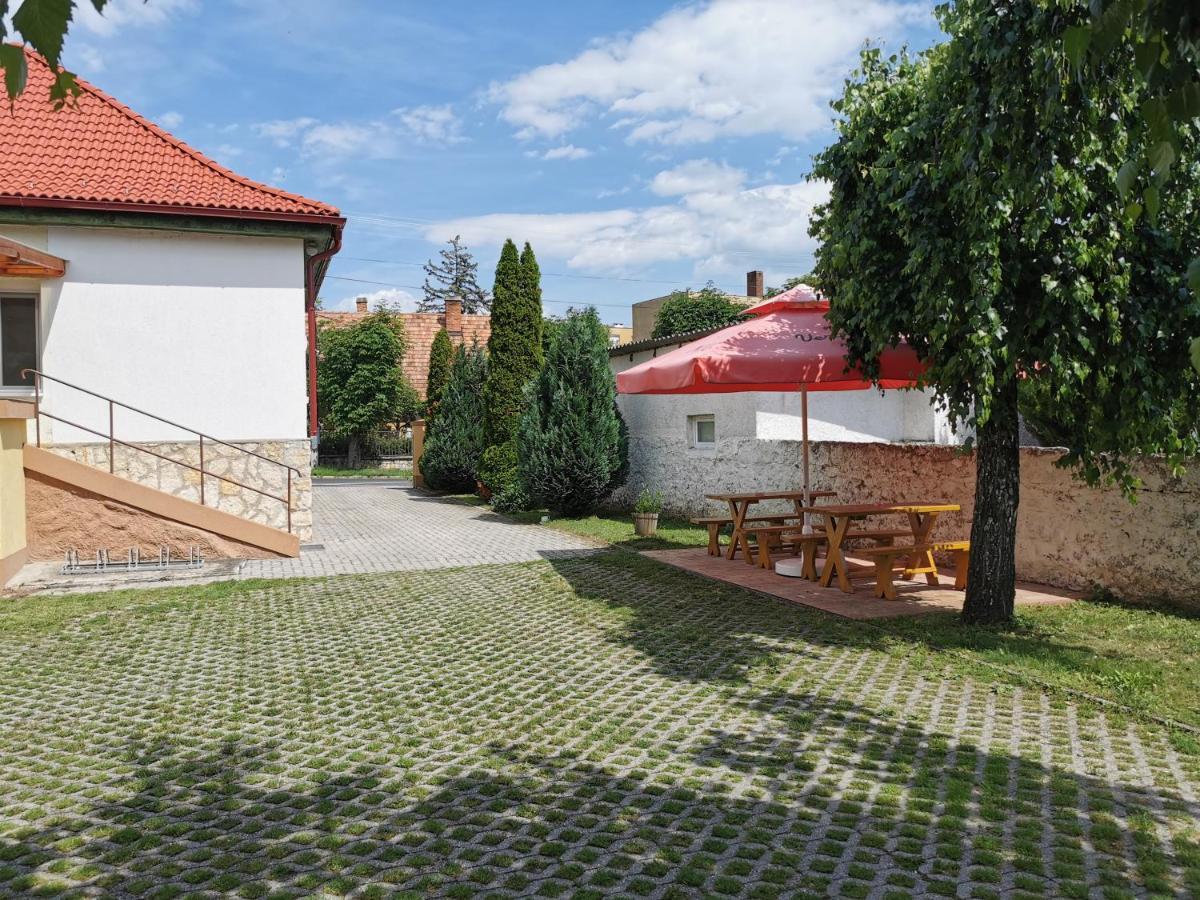 Glazer Szallas Tapolca Exterior foto